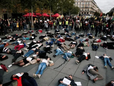 Phụ nữ Paris biểu tình 'nằm chết' để phản đối nạn bạo lực gia đình