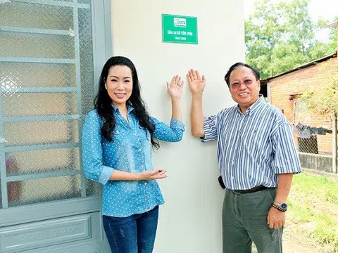Giáo sư Hà Tôn Vinh cùng NSƯT Trịnh Kim Chi trao nhà tình thương