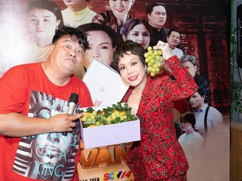 Việt Hương đại diện Hương Thị tặng quà khủng cho phim 'Nhà ông Hoàng có vàng'