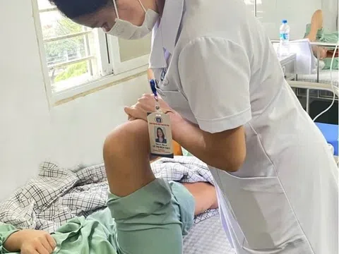 3 ngày hít 15 quả bóng cười, thiếu nữ nhập viện vì liệt 2 chân