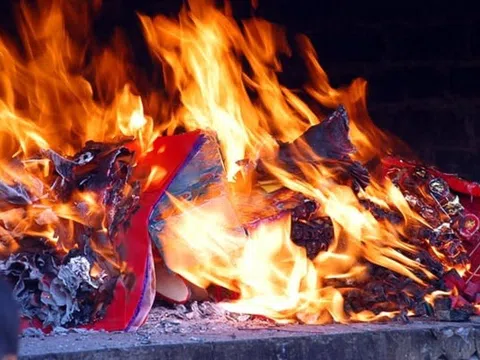 Rằm tháng 7 - Lễ Vu lan, cảnh giác với nguy cơ cháy, nổ từ đốt vàng mã "biếu các cụ"