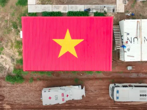 Chiến sĩ mũ nồi xanh Việt Nam 'vẽ' cờ Tổ quốc khổng lồ ở châu Phi
