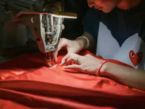 Những người thợ xẻ vải, xâu kim, thêu sao vàng, dệt hồn Tổ quốc