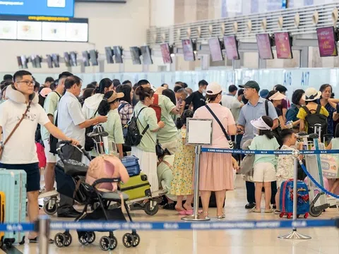 Nghỉ lễ 2/9: Bay đêm vé rẻ, khung giờ vàng trong ngày giá tăng vọt lên 40%