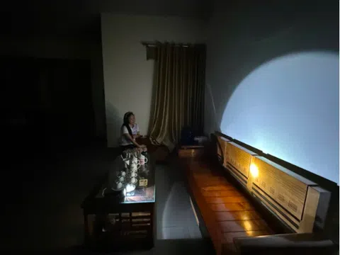 TRỰC TIẾP: Bão Yagi sắp vào đất liền, Quảng Ninh mưa gió giật kinh khủng