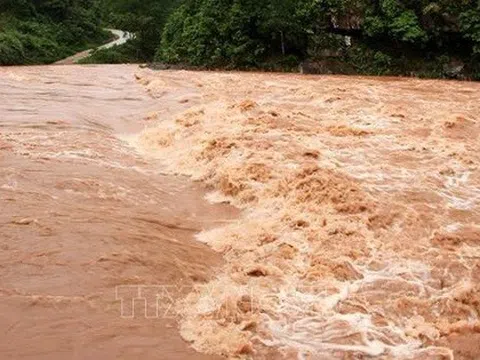 Lũ cuốn trôi xe khách và xe con ở Cao Bằng