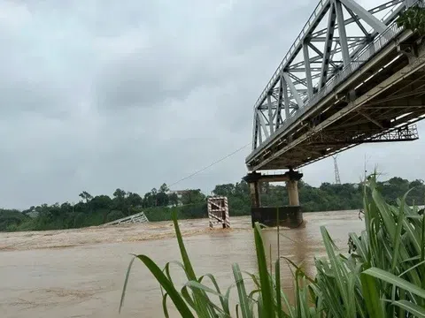 Thủ tướng chỉ đạo tập trung khắc phục sự cố sập nhịp cầu Phong Châu