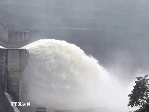 Mở tất cả 8 cửa xả đáy của hồ thủy điện Tuyên Quang trong chiều 9/9