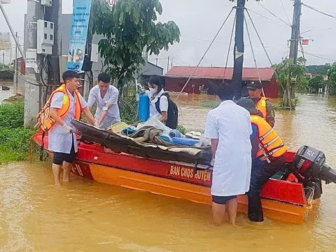Bác sĩ vật lộn với nước lũ để ép tim bệnh nhân trên ca nô cứu hộ