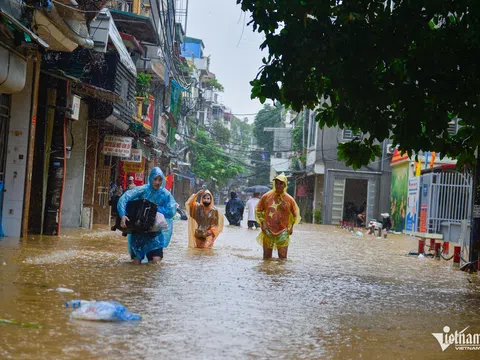 Đưa trẻ nhỏ, người già ở ven đê Hà Nội chạy lụt, nhiều người về quê tránh lũ