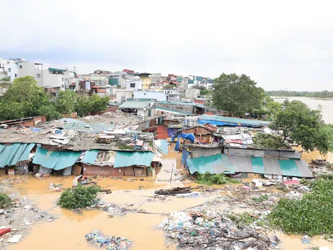 Hà Nội: Lũ sông Hồng vượt báo động 2, di dời hơn 1.000 người dân trong đêm