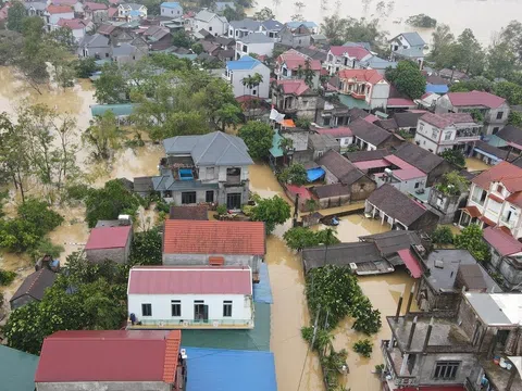 Nước sông Bùi tràn qua đê, 'rốn lũ' ở Hà Nội lại ngập trắng