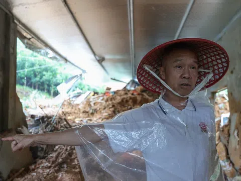 Sạt lở vùi cả gia đình cô giáo: 'Biết 4 người trong đống đổ nát nhưng bất lực'