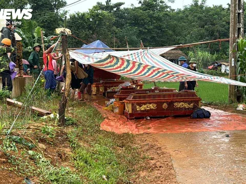 Tiếng khóc xé lòng tại nơi xảy ra lũ quét cả bản làng ở Lào Cai