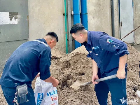 Chung cư ở Hà Nội hối hả tích trữ bao cát, dựng vách chống ngập hầm