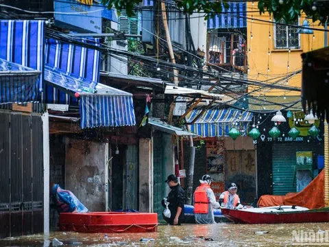 Hà Nội: Phường Phú Thượng yêu cầu các hộ dân ngoài đê di chuyển trước 18 giờ hôm nay