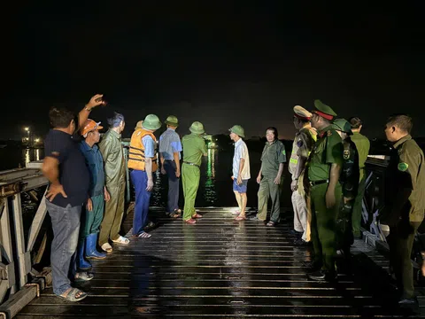 Nước lũ chảy xiết làm đứt cầu phao Ninh Cường ở Nam Định