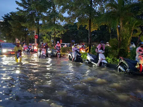 Mưa lũ Hà Nội: Nước rút nhưng không chủ quan, Sở GTVT phân luồng các điểm ngập Sơn Tây