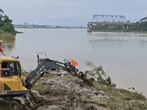 Chuẩn bị lắp cầu phao sau sự cố sập cầu Phong Châu