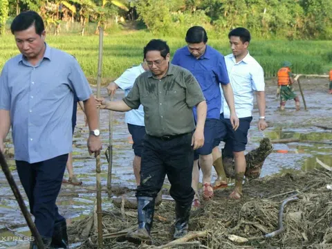 Thủ tướng đến hiện trường sạt lở Làng Nủ