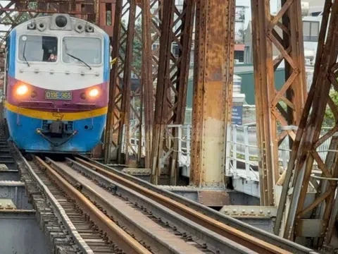 Đường sắt chạy tàu qua cầu Long Biên và cầu Đuống từ 13h chiều nay