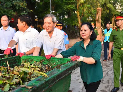 Bí thư Hà Nội cùng người dân dọn cây đổ, vệ sinh môi trường sau bão Yagi