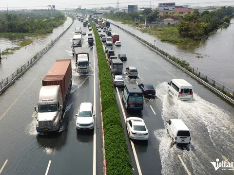 Sáng 14/9, tại cao tốc Pháp Vân - Cầu Giẽ (đoạn qua xã Văn Bình, huyện Thường Tín, Hà Nội) vẫn ngập úng. Ô tô con gầm thấp đi lại khó khăn, các phương tiện bị ùn dài 5km.