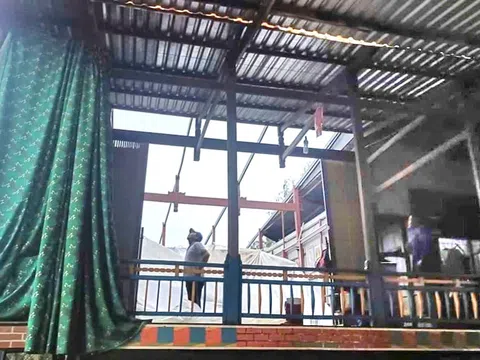 Mưa lớn kèm giông lốc ở Long An làm tốc mái 5 căn nhà, một người bị thương