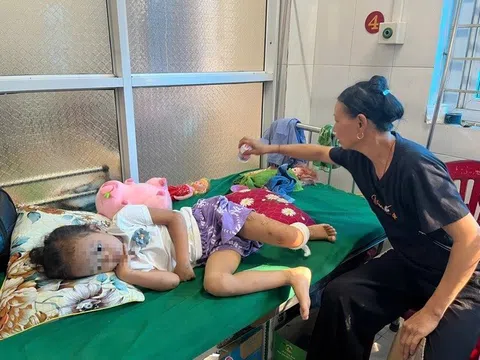 Cháu bé duy nhất sống sót trong gia đình bị nạn tại Làng Nủ: 'Con muốn về với mẹ'