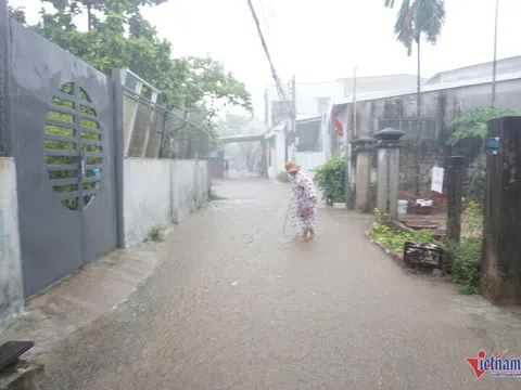 Dân vùng 'rốn lũ' ở Đà Nẵng nghỉ làm, dọn đồ tránh ngập lụt