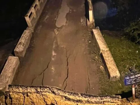 Sập cầu ở Hòa Bình