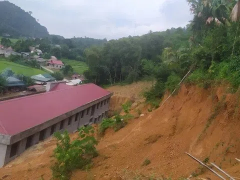 Sạt lở đất xô nghiêng ngôi trường 2 tầng đang hoàn thiện ở Thanh Hóa