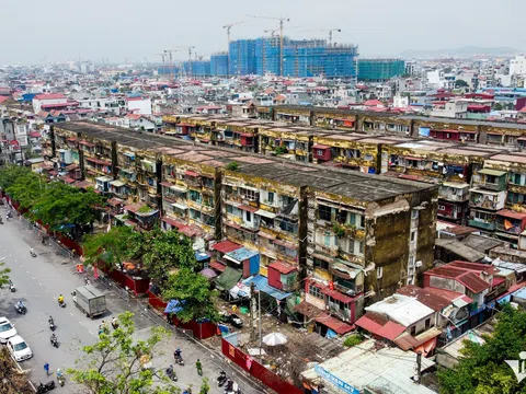 Cận cảnh chung cư cũ tại Hải Phòng bị nghiêng, phải khẩn cấp di dời người dân