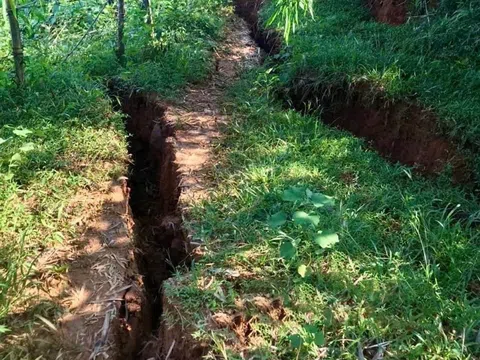 8 triệu mét khối đất chực sập vào nhà dân, Hòa Bình công bố tình huống khẩn cấp