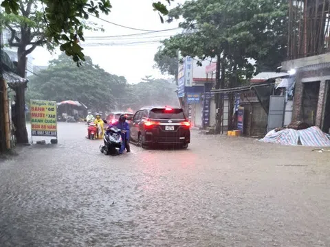 Mưa trắng trời, đường ngập sâu, nhiều trường ở thành phố Vinh cho học sinh nghỉ học