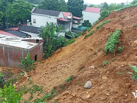 Đồi nứt toác sắp sạt xuống nhà dân, sơ tán hơn 100 người ở Thanh Hóa
