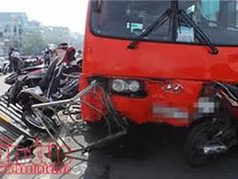 Tai nạn xe khách nghiêm trọng làm 1 người chết, 11 người bị thương