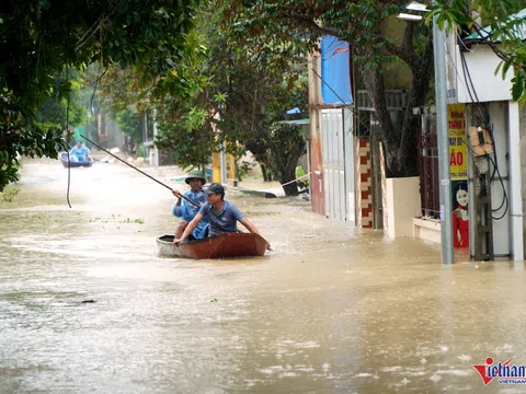 Nước lũ dâng ngập nhà dân, 3.000 học sinh Thanh Hóa phải nghỉ học