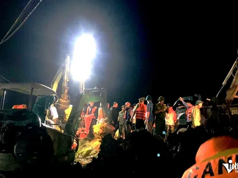 Hàng trăm người cứu đê bị thấm nước ở Thanh Hóa