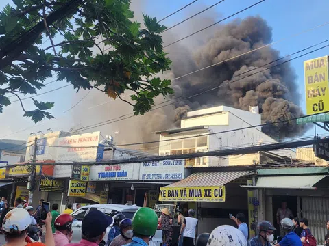 Cháy lớn xưởng khung, phòng tranh ở TPHCM, nhiều người tháo chạy