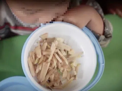 Huyện Mù Cang Chải báo cáo thông tin học sinh mang cơm gừng chấm muối đến trường