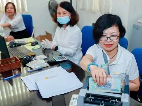 Công dân Việt Nam đủ tuổi nghỉ hưu, chưa đủ thời gian đóng BHXH 15 năm, nếu không rút BHXH một lần thì sẽ được hưởng trợ cấp hàng tháng.