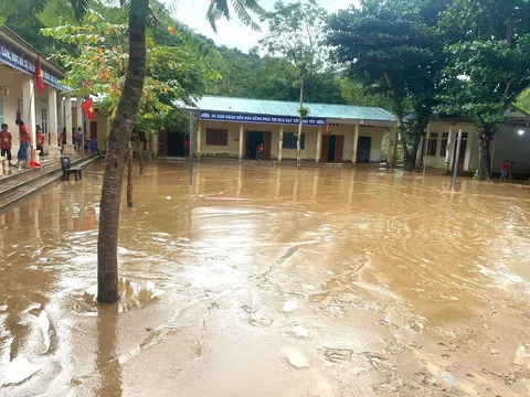 Trường học ngập trong bùn, hàng trăm học sinh chưa thể đến lớp