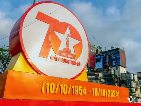 Đường phố Hà Nội rợp cờ hoa mừng kỷ niệm 70 năm giải phóng