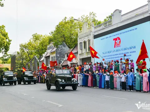 Tái hiện đoàn quân tiếp quản Thủ đô năm 1954 tại hồ Gươm