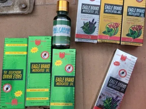 Bắt nhóm đối tượng sản xuất hơn 21.000 chai dầu gió giả