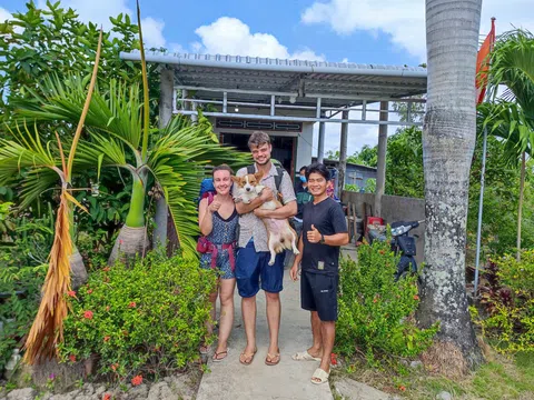 Khách Tây thích thú bắt cua, mò sò huyết, thu hoạch đặc sản nổi tiếng Cà Mau