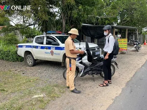 Học sinh chưa đủ tuổi đi xe phân khối lớn, xử lý cả người giao xe