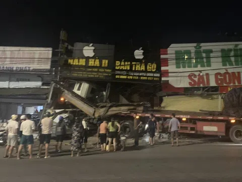 Xe container tông ô tô 7 chỗ rồi lao vào nhà dân trên quốc lộ lúc nửa đêm