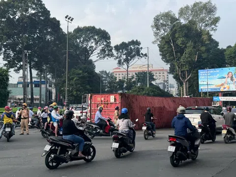 TP Hồ Chí Minh: Xe container rơi thùng hàng giữa ngã 6, khiến giao thông rối loạn